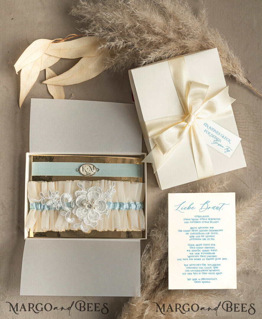 BRIDE bolero, robes, garter Geschenkidee für die Braut Strumpfband Elegantes Braut-Strumpfband-Set mit blauer Spitze, Initialenband und Grußkarte in Geschenkbox
