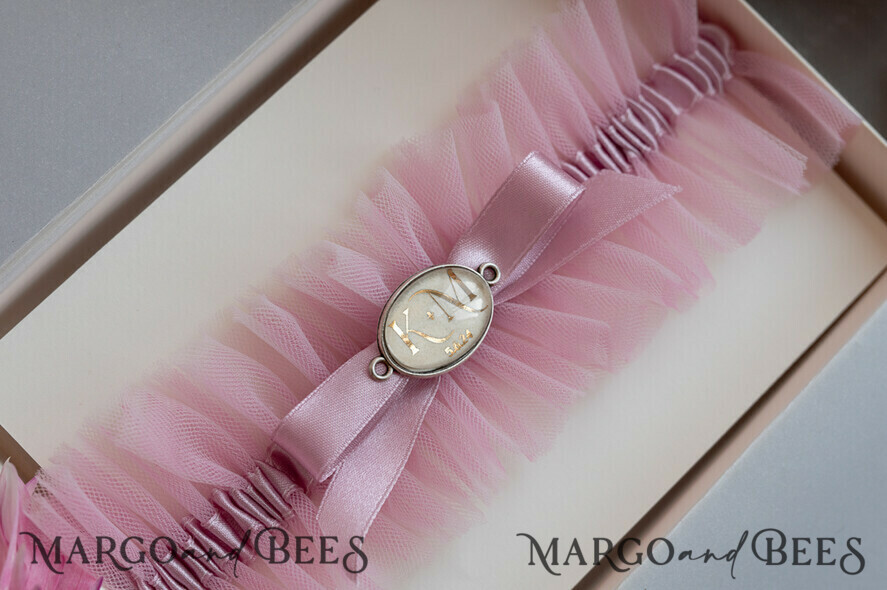 BRIDE bolero, robes, garter Geschenkidee für die Braut Strumpfband Rosa Tüll-Strumpfband mit den Initialen des Brautpaares und dem Hochzeitsdatum  in Geschenkbox – Überraschung vom Junggesellinnenabschied