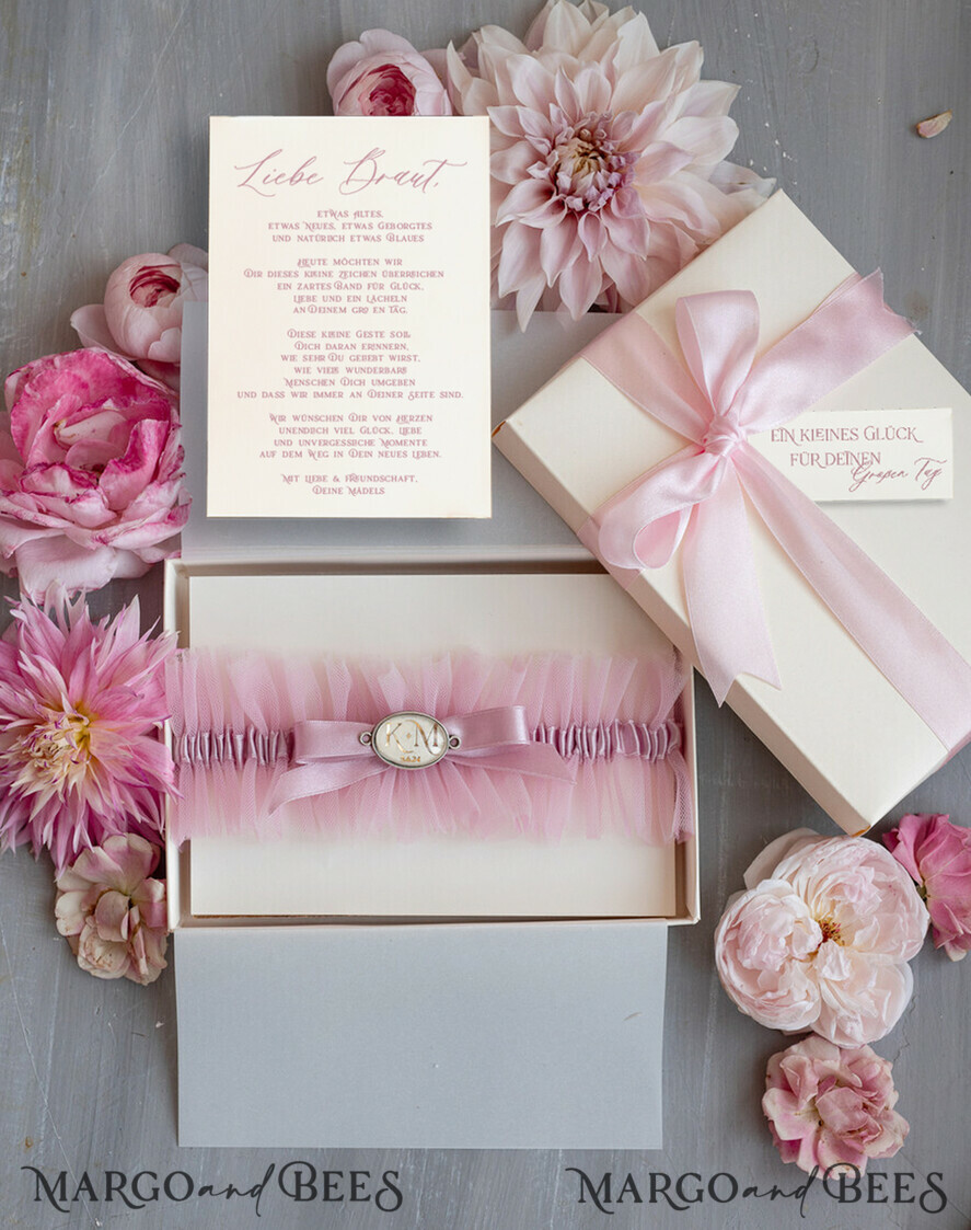 BRIDE bolero, robes, garter Geschenkidee für die Braut Strumpfband Rosa Tüll-Strumpfband mit den Initialen des Brautpaares und dem Hochzeitsdatum  in Geschenkbox – Überraschung vom Junggesellinnenabschied