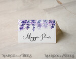 PLATZKARTEN / TISCHKARTEN  
 Boho Eleganz Bold Linie Zarte weiße Hochzeitsplatzkarten mit lila Schnur, zarte lila Blumen-Grafik, moderne Hochzeitsnamensschilder, einzigartige Hochzeitsstationery, Lavendel-Escortkarten.2
