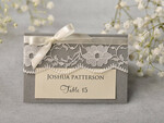 PLATZKARTEN / TISCHKARTEN  
 Rustikale Eco-Hochzeitsplatzkarten Elegante Ecru- und graue Hochzeitsplatzkarten, rustikale Namensschilder, romantische Hochzeitsplatzkarten mit Spitze und Ecru-Band, benutzerdefinierter Text, rustikale Hochzeitsplatzkarten.3