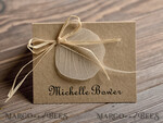 PLATZKARTEN / TISCHKARTEN  
 Rustikale Eco-Hochzeitsplatzkarten Minimalistische rustikale ökologische braune Hochzeitsplatzkarten mit Raffia-Schnur und getrocknetem Blatt, einfache Hochzeitsstationery, elegante Hochzeitsplatzkarten, rustikale Escortkarten.3