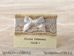 PLATZKARTEN / TISCHKARTEN  
 Rustikale Eco-Hochzeitsplatzkarten Zarte Elfenbein-Hochzeitsplatzkarte, romantische Namensschilder mit Spitze und weißem Band, elegante Hochzeitsstationery, individuell gestaltbare Hochzeitsbegleitkarten, bearbeitbarer Text.2