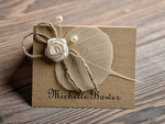 PLATZKARTEN / TISCHKARTEN  
 Rustikale Eco-Hochzeitsplatzkarten Rustikale Eco Braune Hochzeitsplatzkarten, zarte Hochzeitsnamensschilder mit weißer Rosendekoration, Jute-Schnur und getrocknetem Blatt, einzigartige ökologische Hochzeitsstationery, bearbeitbarer Text3