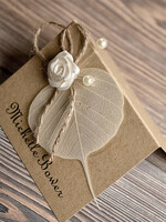 PLATZKARTEN / TISCHKARTEN  
 Rustikale Eco-Hochzeitsplatzkarten Rustikale Eco Braune Hochzeitsplatzkarten, zarte Hochzeitsnamensschilder mit weißer Rosendekoration, Jute-Schnur und getrocknetem Blatt, einzigartige ökologische Hochzeitsstationery, bearbeitbarer Text3