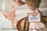 PLATZKARTEN / TISCHKARTEN  
 Rustikale Eco-Hochzeitsplatzkarten Minimalistische weiße Hochzeitsplatzkarten mit rosa Twine und Holzherz, rustikal ökologisches Braun mit schwarzem Druck, zarte Hochzeitsnamensschilder, Boho-Eskortkarten8