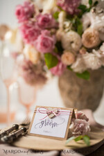 PLATZKARTEN / TISCHKARTEN  
 Rustikale Eco-Hochzeitsplatzkarten Minimalistische weiße Hochzeitsplatzkarten mit rosa Twine und Holzherz, rustikal ökologisches Braun mit schwarzem Druck, zarte Hochzeitsnamensschilder, Boho-Eskortkarten8