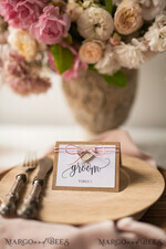 PLATZKARTEN / TISCHKARTEN  
 Rustikale Eco-Hochzeitsplatzkarten Minimalistische weiße Hochzeitsplatzkarten mit rosa Twine und Holzherz, rustikal ökologisches Braun mit schwarzem Druck, zarte Hochzeitsnamensschilder, Boho-Eskortkarten8
