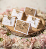 PLATZKARTEN / TISCHKARTEN  
 Rustikale Eco-Hochzeitsplatzkarten Minimalistische weiße Hochzeitsplatzkarten mit Jute-Schnur und Holzherz, rustikales Eco-Braun mit schwarzem Druck, zarte Hochzeitsnamensschilder, bearbeitbarer Text7