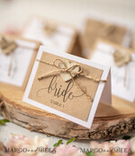 PLATZKARTEN / TISCHKARTEN  
 Rustikale Eco-Hochzeitsplatzkarten Minimalistische weiße Hochzeitsplatzkarten mit Jute-Schnur und Holzherz, rustikales Eco-Braun mit schwarzem Druck, zarte Hochzeitsnamensschilder, bearbeitbarer Text7