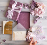 HOCHZEITS EINLADUNGEN Elegante Einladungen Klassische Karten Luxus Mauve Samt Box Hochzeitseinladungen, elegante Acryl Hochzeitseinladungen mit goldener Schleife, glamouröse goldene Hochzeitskarten, handgemachte Hochzeitsstationery.13