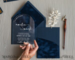 HOCHZEITS EINLADUNGEN Elegante Einladungen Klassische Karten Moderne Arch Acryl Hochzeitskarten, Samtumschlag marineblaue moderne Hochzeitskarten, marineblaue Goldeinladungen, minimalistische Plexi Hochzeitsinvitation Suite22