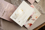 HOCHZEITS EINLADUNGEN Gold / Roségold / Silber / Glitzer Blush Pink Chiffon Schleife mit Perlen maßgeschneiderte elegante Pfingstrose Roségold Hochzeits-Einladung Suite, weiße Perlen goldene Hochzeitskarten, Boho goldene Mappe Hochzeitsstationery, Vellum Etui mit Monogramm.34