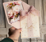 HOCHZEITS EINLADUNGEN Gold / Roségold / Silber / Glitzer Blush Pink Chiffon Schleife mit Perlen maßgeschneiderte elegante Pfingstrose Roségold Hochzeits-Einladung Suite, weiße Perlen goldene Hochzeitskarten, Boho goldene Mappe Hochzeitsstationery, Vellum Etui mit Monogramm.34
