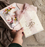 HOCHZEITS EINLADUNGEN Gold / Roségold / Silber / Glitzer Blush Pink Chiffon Schleife mit Perlen maßgeschneiderte elegante Pfingstrose Roségold Hochzeits-Einladung Suite, weiße Perlen goldene Hochzeitskarten, Boho goldene Mappe Hochzeitsstationery, Vellum Etui mit Monogramm.34