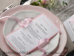 MENÜ & PROGRAMME  
 rustikal und Spitze Romantisches Blush-Pink Hochzeitsmenü mit Schleife, glamouröses minimalistisches Abendmenü mit Schleife, elegantes einfaches Partytischmenü, modernes weißes und pinkes Hochzeitsmenükarte.4