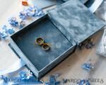 RINGTRÄGERBOXEN & KISSEN Samtkästchen für den Trauungszeremonie Staubblauer goldener Samt-Ringbox für die Zeremonie, Ringbox für die Hochzeitszeremonie 3 Ringe Samt, Boho Glam Hochzeitsringboxen für ihn und sie, luxuriöse Samt-Ringbox doppelt mit maßgeschneiderten Farben.11