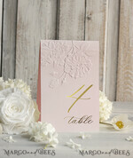 TISCHDEKORATIONSCHILDER   Glitzer Elegante goldene Tischnummernkarten für Hochzeiten mit eingeprägtem floralen Design, blassrosa strukturiertem Papier, gefaltetem Zeltstil, klassischer Schriftart, luxuriöse Empfangsdekoration.5