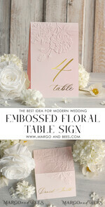 TISCHDEKORATIONSCHILDER   Glitzer Elegante goldene Tischnummernkarten für Hochzeiten mit eingeprägtem floralen Design, blassrosa strukturiertem Papier, gefaltetem Zeltstil, klassischer Schriftart, luxuriöse Empfangsdekoration.5