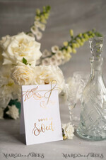 TISCHDEKORATIONSCHILDER   Glitzer Weiße florale Hochzeitstischnummern, goldene Folien-minimalistische Hochzeitstischkarten, elegante florale Tischdekoration & goldene Schnur, Glamour-Hochzeitsstationery, editierbarer Text.3