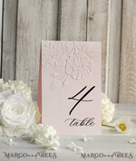 TISCHDEKORATIONSCHILDER   Glitzer Elegante Hochzeitstischnummernkarten mit geprägtem floralem Design, blassrosa strukturiertem Papier, gefaltet im Zeltstil, klassische Schriftart, luxuriöse Empfangsdekoration.4