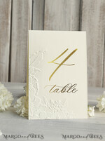 TISCHDEKORATIONSCHILDER   Glitzer Elegante goldene Hochzeitstischkarten mit geprägtem Blumendesign, elfenbeinfarbenem strukturiertem Papier, gefaltetem Zeltstil, klassischer Schriftart, luxuriöse Empfangsdekoration.5