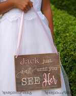 BLUMENMÄDCHEN / SEITENJUNGE SCHILDER rustikal Personalisierte Holz-Hochzeitsschild, Holz-Schild für den Seitenjungen, Holz-graviertes Schild für das Blumenmädchen, Schild für den Hochzeitstag des Blumenmädchens, rustikale Hochzeitsdekoration für das Blumenmädchen, Papa, hier kommt Mama, hier kommt die Braut.4