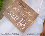 BLUMENMÄDCHEN / SEITENJUNGE SCHILDER rustikal Personalisierte Holz-Hochzeitsschild, Holz-Schild für den Seitenjungen, Holz-graviertes Schild für das Blumenmädchen, Schild für den Hochzeitstag des Blumenmädchens, rustikale Hochzeitsdekoration für das Blumenmädchen, Papa, hier kommt Mama, hier kommt die Braut.4