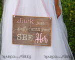 BLUMENMÄDCHEN / SEITENJUNGE SCHILDER rustikal Personalisierte Holz-Hochzeitsschild, Holz-Schild für den Seitenjungen, Holz-graviertes Schild für das Blumenmädchen, Schild für den Hochzeitstag des Blumenmädchens, rustikale Hochzeitsdekoration für das Blumenmädchen, Papa, hier kommt Mama, hier kommt die Braut.4
