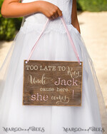 BLUMENMÄDCHEN / SEITENJUNGE SCHILDER rustikal Personalisierte Holzhochzeitsschild, Holz-Schild für den Page, Holz graviertes Schild für das Blumenkind, Schild für das Blumenkind am Hochzeitstag, rustikale Hochzeitsdekoration für das Blumenkind, Daddy, hier kommt Mama, hier kommt die Braut.3