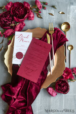 MENÜ & PROGRAMME  
 romantisch Romantisches rotes und weißes Hochzeitsmenü, elegante handgefertigte minimalistische Hochzeitsmenükarten mit Monogramm-Tag und Zwirn, luxuriöse burgunderfarbene Hochzeitsdinner-Menükarten.2