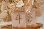 TISCHDEKORATIONSCHILDER   Acryl Tischdekoration Zahlen Acryl Ombre Beige Tischnummern, bemalte Plexi- und Goldtischnummern, Nude Taupe Gold Plexi Tischnummern, Tan Luxuriöse Hochzeits-Tischdekoration, Erdige Hochzeitsbeschilderung20