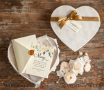 FRISCH VERHEIRATETES PAAR GESCHENKE Brautgeschenke Blumen Gold Hochzeitsgeschenkbox, Satinrobe für die Braut, individuelle Blumenkaffeetasse für die Braut, elegante Hochzeitsstola.9