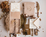 HOCHZEITS EINLADUNGEN Einladungen für VIP/ Boxeinladungen für Eltern Luxuriöse Goldfolien-Hochzeitseinladungsbox, Acryl-Einladung in Samtbox, romantische Samthochzeitskarten, maßgeschneiderte goldene Hochzeitsstationery, luxuriöse Einladungen.33