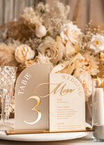 TISCHDEKORATIONSCHILDER   Samt Tischnummern und Dekoration Acrylbogen Tischnummer & Dinner-Menü-Kombination, gefrorenes Elfenbein-Acryl-Gold-Schild, goldene gefrostete Plexi-Velours-Tischnummern & Menü-Kombination, luxuriöse Hochzeits-Tischdekoration, Hochzeitsbeschilderung goldene Spiegeltischnummern & Menü24