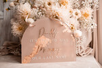 BLUMENMÄDCHEN / SEITENJUNGE SCHILDER Acrylschilder für Blumenmädchen / Ringträger Personalisierte Bogen-Acryl-Hochzeits-Schild für den Page, Beigegoldenes Acryl-Schild für den Page, bemaltes Plexiglas-Acryl-Schild für das Blumenmädchen, Hochzeits-Schild für das Blumenmädchen, Boho Glam Bogen goldene Acryl-Hochzeitsdekoration für das Blumenmädchen, Papa, es ist Zeit, Mama unseren Nachnamen zu geben, Bogen-Acryl 