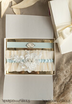 BRAUT Bolero, Kleider, Strumpfband STRUMPFBAND FÜR DIE BRAUT Set aus zwei Strümpfen, personalisierter Hochzeitsstrumpf in Box, etwas blaues Tüllstrumpf & personalisiertes Wurfset, Strumpf für die Braut, Junggesellinnenabschiedsgeschenk für die Braut, Tüllstrumpfset, Geschenk für die Braut, Wurfstrumpf.6