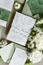 HOCHZEITS EINLADUNGEN geprägte Einladungen Maßgeschneiderte geprägte Blind Sagegrün Gold Hochzeitseinladung, Goldene Grünpflanzen geprägte Rosen Floral Hochzeitseinladung, Boho Ecru Garten geprägte Einladungssuite, Baumwollpapier Hochzeitseinladungssuite, Deckled Edge Einladungen, Zerrissene Kante Hochzeitseinladungen golden38