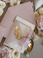 HOCHZEITS EINLADUNGEN geprägte Einladungen Rosenquarz Hochzeits Einladung mit chiffon zerrissenem Bogen und spiegelgoldenem Monogramm, Pergamentverpackung Goldene Elegante Rosen Flieder Hochzeits Einladung mit 3D prägten Blumen.24