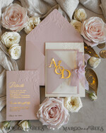 HOCHZEITS EINLADUNGEN geprägte Einladungen Rosenquarz Hochzeits Einladung mit chiffon zerrissenem Bogen und spiegelgoldenem Monogramm, Pergamentverpackung Goldene Elegante Rosen Flieder Hochzeits Einladung mit 3D prägten Blumen.24