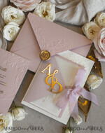 HOCHZEITS EINLADUNGEN geprägte Einladungen Rosenquarz Hochzeits Einladung mit chiffon zerrissenem Bogen und spiegelgoldenem Monogramm, Pergamentverpackung Goldene Elegante Rosen Flieder Hochzeits Einladung mit 3D prägten Blumen.24
