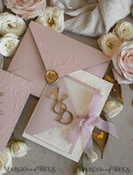 HOCHZEITS EINLADUNGEN geprägte Einladungen Rosenquarz Hochzeits Einladung mit chiffon zerrissenem Bogen und spiegelgoldenem Monogramm, Pergamentverpackung Goldene Elegante Rosen Flieder Hochzeits Einladung mit 3D prägten Blumen.24