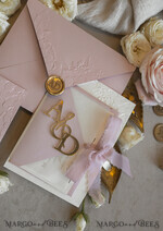 HOCHZEITS EINLADUNGEN geprägte Einladungen Rosenquarz Hochzeits Einladung mit chiffon zerrissenem Bogen und spiegelgoldenem Monogramm, Pergamentverpackung Goldene Elegante Rosen Flieder Hochzeits Einladung mit 3D prägten Blumen.24
