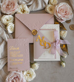 HOCHZEITS EINLADUNGEN geprägte Einladungen Rosenquarz Hochzeits Einladung mit chiffon zerrissenem Bogen und spiegelgoldenem Monogramm, Pergamentverpackung Goldene Elegante Rosen Flieder Hochzeits Einladung mit 3D prägten Blumen.24