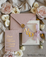 HOCHZEITS EINLADUNGEN geprägte Einladungen Rosenquarz Hochzeits Einladung mit chiffon zerrissenem Bogen und spiegelgoldenem Monogramm, Pergamentverpackung Goldene Elegante Rosen Flieder Hochzeits Einladung mit 3D prägten Blumen.24