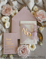 HOCHZEITS EINLADUNGEN geprägte Einladungen Rosenquarz Hochzeits Einladung mit chiffon zerrissenem Bogen und spiegelgoldenem Monogramm, Pergamentverpackung Goldene Elegante Rosen Flieder Hochzeits Einladung mit 3D prägten Blumen.24
