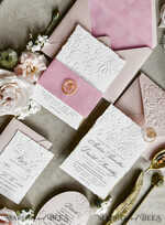 HOCHZEITS EINLADUNGEN geprägte Einladungen Maßgeschneiderte geprägte Blind Sagegrün Gold Hochzeitseinladung, goldene Pflanzenprägung Rosen florale Hochzeitseinladung, Boho Ecru Garten geprägte Einladungssuite, Baumwollpapier-Hochzeitseinladungssuite, Deckled Edge Einladungen, zerfledderte Kante Hochzeitseinladungen gold.29