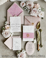 HOCHZEITS EINLADUNGEN geprägte Einladungen Maßgeschneiderte geprägte Blind Sagegrün Gold Hochzeitseinladung, goldene Pflanzenprägung Rosen florale Hochzeitseinladung, Boho Ecru Garten geprägte Einladungssuite, Baumwollpapier-Hochzeitseinladungssuite, Deckled Edge Einladungen, zerfledderte Kante Hochzeitseinladungen gold.29