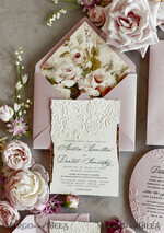 HOCHZEITS EINLADUNGEN geprägte Einladungen Rosafarbene Blumeneinladungen zur Hochzeit – Feine Kunsteinladungen mit Präge-Details, Blumeneinlagen für Umschläge48