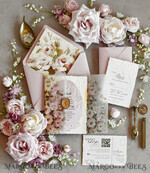HOCHZEITS EINLADUNGEN geprägte Einladungen Rosafarbene Blumeneinladungen zur Hochzeit – Feine Kunsteinladungen mit Präge-Details, Blumeneinlagen für Umschläge48